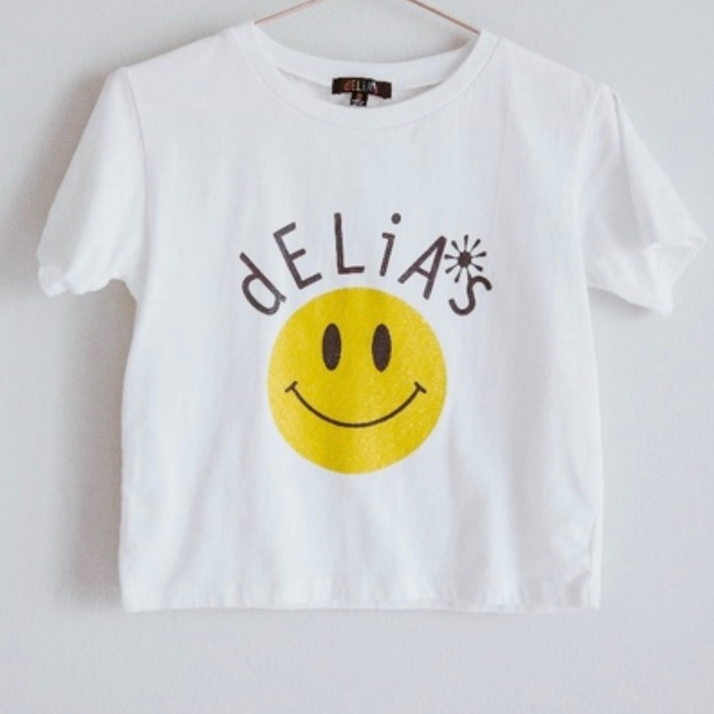 dELiA’s smiley face white graphic crop top with yellow glittery smiley face